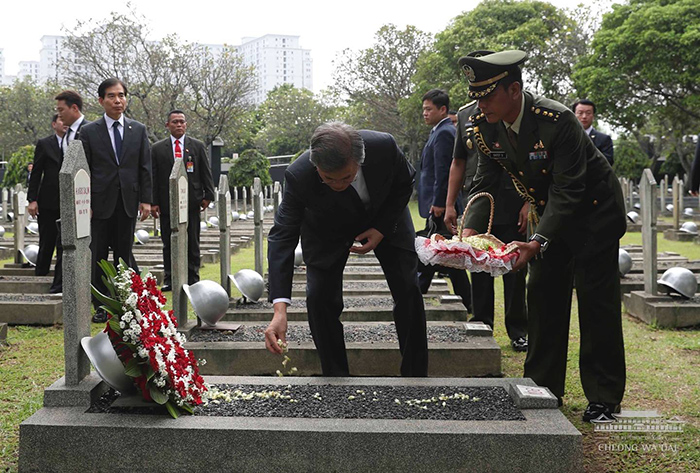 President Moon Jae-in (center) lays a wreath at the grave of Agus Salim (1885-1954), a well-known Indonesian independence fighter and a national hero, at the Kalibata Heroes Cemetery in southern Jakarta on Nov. 9.