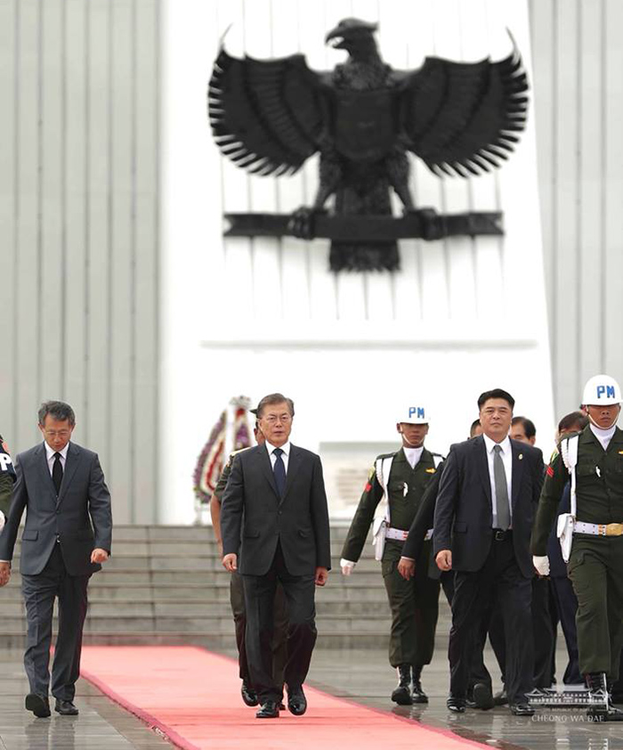 President Moon Jae-in (center) leaves the Kalibata Heroes Cemetery in southern Jakarta on Nov. 9 after laying a wreath and paying his respects.