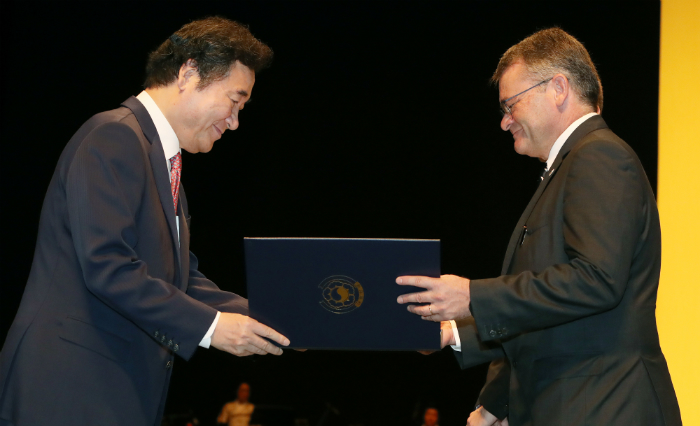 Prime Minister Lee Nak-yon (left) presents an award to Antonio Domenech, a professor of Korean Studies at the University of Malaga in Spain, as part of a celebration to mark the 571st Hangeul Day, at the Sejong Center for the Performing Arts on Oct. 9. (Ministry of Culture, Sports and Tourism)