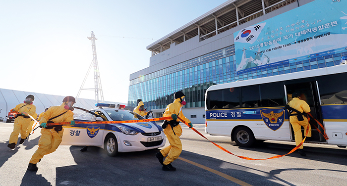 An emergency drill team removes and detects suspected chemical, biological, and radiological leaks, as part of an anti-terrorism drill on Dec. 12 at the PyeongChang Olympic Plaza in Gangwon-do Province on Dec. 12.