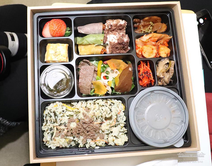 A special lunch comprising local produce from Gangwon-do, such as potatoes and <i>gondeure</i> mountain greens, was served to train passengers on Dec. 19. (Cheong Wa Dae Facebook)