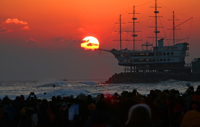 Jeongdongjin is one of the most famous spots to view the sunrise in Korea. It's also known for its train station, which is the nearest to the sea in the country. (Gangneung City)