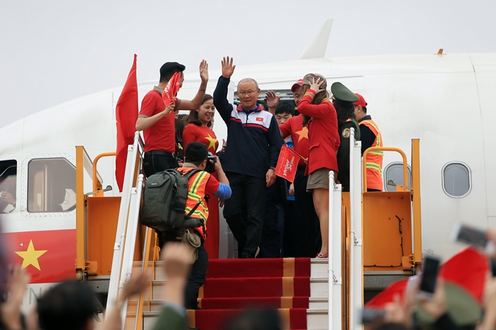 Park Hang-seo, the head coach of Vietnam's national football team and of Vietnam's under-23 football team, waves to the crowds as he takes off at the Noi Bai International Airport in Vietnam on Jan. 28. (Yonhap News)