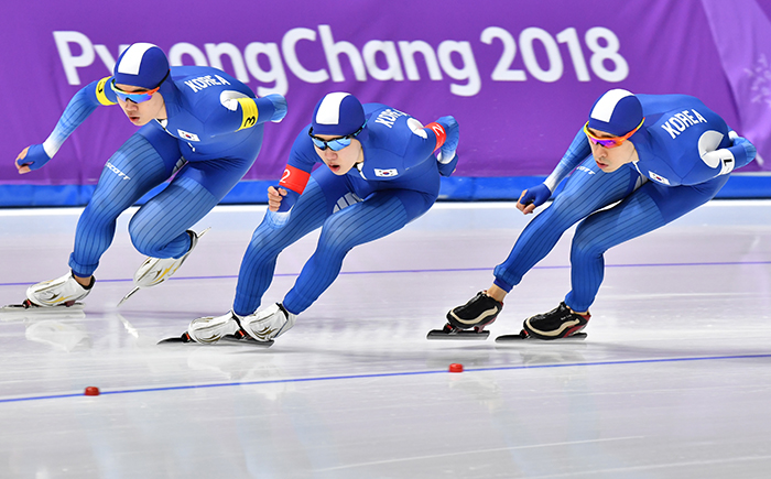 (From left) Korea’s Kim Min Seok, Chung Jaewon and Lee Seung-Hoon sprint in the men’s team pursuit final at the Gangneung Oval on Feb. 21.