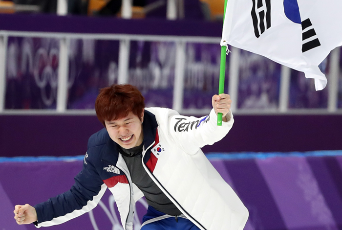 Korean speed skater Kim Tae-yun waves the flag after winning the PyeongChang 2018 Olympic Winter Games bronze medal in the men’s 1,000 m race, at the Gangneung Oval on Feb. 23. (Yonhap News)