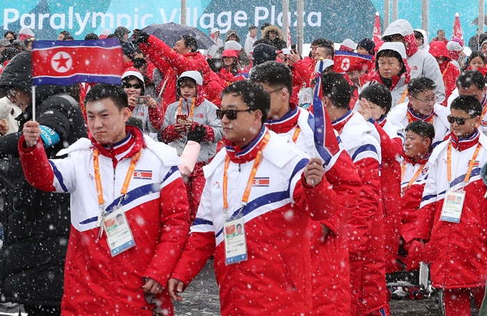 ‘2018 평창 동계패럴림픽’ 개막을 하루 앞둔 8일, 강원도 평창선수촌에서 열린 선수단 입촌식에 참석한 북한 대표선수단이 눈을 맞으며 이동하고 있다.