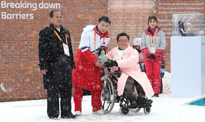 ‘2018 평창 동계패럴림픽’ 입촌식이 8일 강원도 평창선수촌에서 열린 가운데 정현 조선장애자보호연맹 중앙위원회 부위원장과 북한 크로스컨트리 대표 김정현(가운데)이 박은수 평창 패럴림픽 선수촌장(오른쪽)에게 기념품을 전달하고 있다.