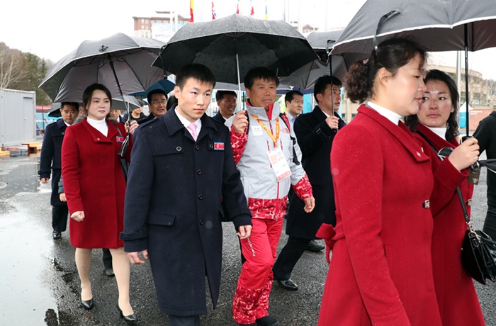 ‘2018 평창 동계패럴림픽’에 파견됐던 북한 선수단이 북한으로 돌아가기 위해 15일 오전 강원도 평창선수촌을 나서고 있다.