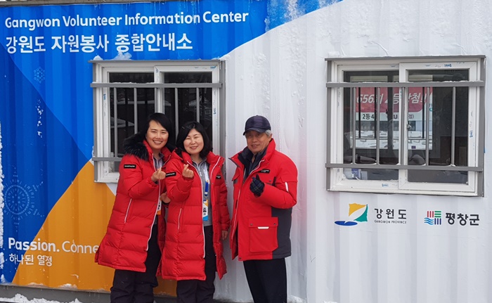17일 강원도 평창 올림픽플라자 근처에 있는 강원도 자원봉사 종합안내소에서 만난 강원도 자원봉사자 한승숙 씨(왼쪽)는 “올림픽을 유치만 하고 그 열매를 따먹기만을 바라는 것이 아니라 다함께 힘써서 열매를 맺게 한 것”이라며 지자체와 도민들의 노력과 희생을 알아줬으면 좋겠다고 당부했다. 이경미 기자
