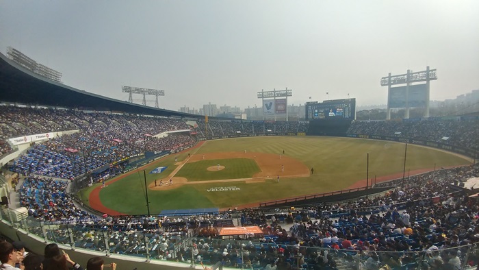 ‘2018 한국 프로야구’가 개막한 24일 삼성 라이온즈와 두산 베어스의 개막전을 보기 위해 찾은 야구 팬들이 서울 잠실구장의 관중석을 가득 메우고 있다.