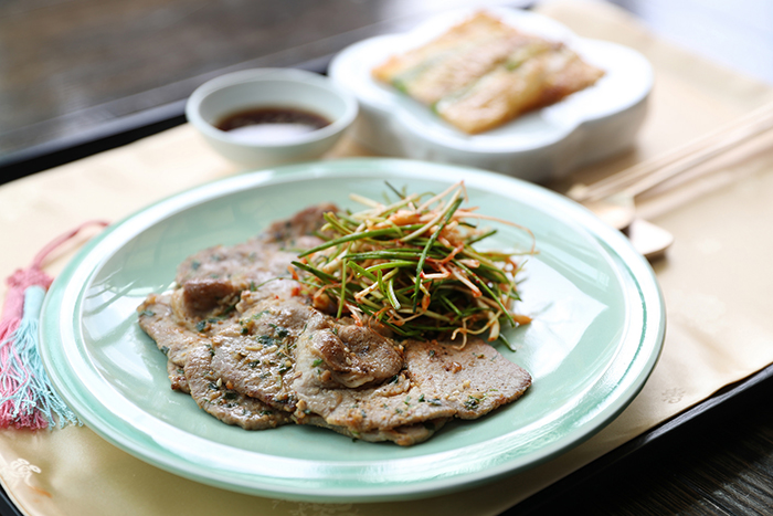 Director Yoon created the so-called 'eight-province Daejanggeum banquet' for the South's reciprocal banquet after the 2007 Inter-Korean Summit. The photo shows some charcoal-grilled pork with a soybean paste and a pan-fried kimchi kebob, two of the menu items served during the banquet.