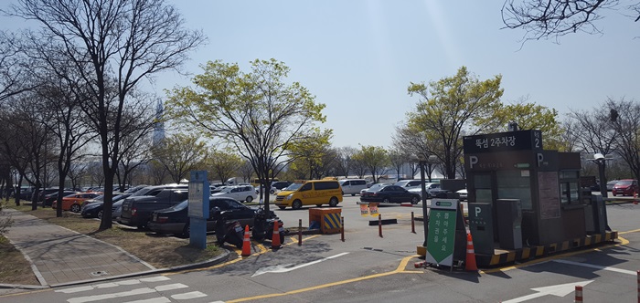 서울시는 내년 상반기 중 한강공원의 43개 주차장을 대상으로 정보통신기술(ICT)을 활용한 ‘스마트파킹’사업을 도입한다. 교통카드와 신용카드를 태그해 주차료를 결제하고 모바일이나 웹을 통해 주차장 정보를 알 수 있게 된다. 서울시