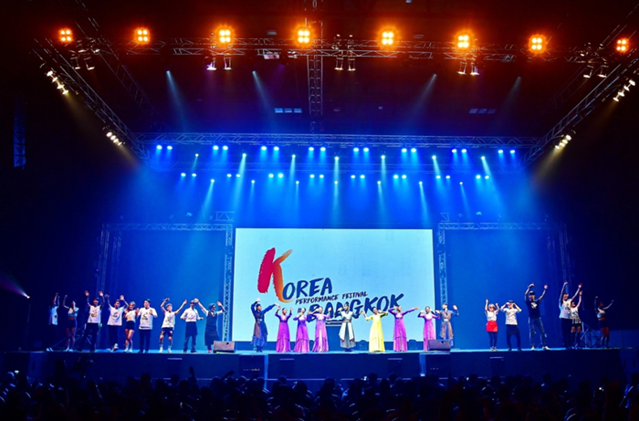 Artists wave to the audience during the Korea Performance Festival in Bangkok in June 2017. (Korea Tourism Organization)