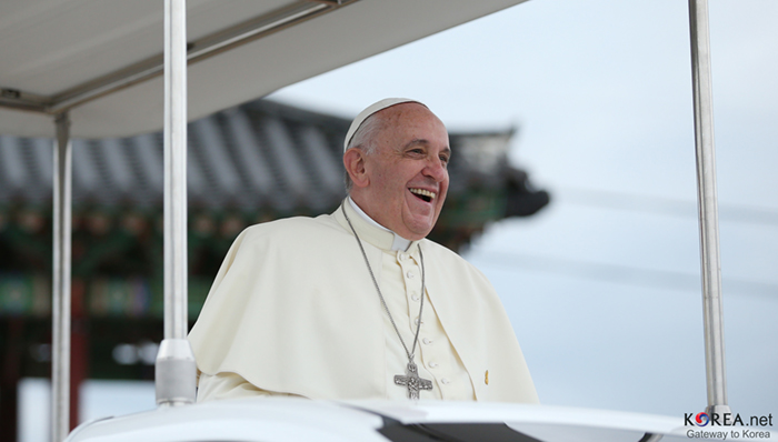 Pope Francis greets the crowds with a big smile during his visit to Seoul in August 2014. (Korea.net DB)