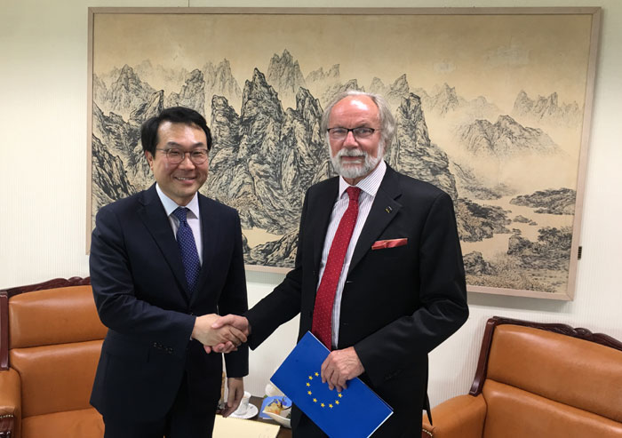 By Ambassador of the EU to Korea Michael Reiterer (second from left) poses for photos with Lee Do-hoon, Special Representative for Korean Peninsula Peace and Security Affairs, Ministry of Foreign Affairs. (EU Embassy to Korea)