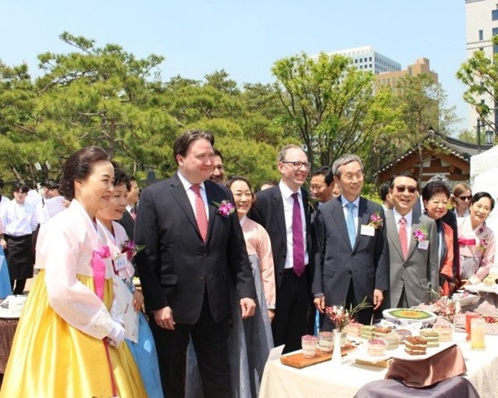 The opening ceremony for the Korean Traditional Food & Ceremonial Food Festival takes place at the Namsangol Hanok Village in Jung-gu District, Seoul, on May 10. At the ceremony were (from left) Director Yoon Sook-ja of the Institute of Traditional Korean Food, Chargé d'Affaires Marc Knapper of the U.S. embassy to Korea, and Ambassador of Ireland to Korea Julian Clare. (Embassy of Ireland to Korea Twitter)