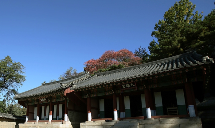 The Daebingung Shrine (대빈궁, 大嬪宮), one of the seven shrines commemorating seven Joseon royal mothers located inside the Cheong Wa Dae complex, houses the ancestral tablet for Huibin from the Jang family (희빈 장씨, 禧嬪 張氏) (1699-1694), a royal concubine of King Sukjong (숙종, 肅宗) (1674-1720) and the mother of King Gyeongjong (경종, 景宗) (1688-1724). (Korea.net DB)