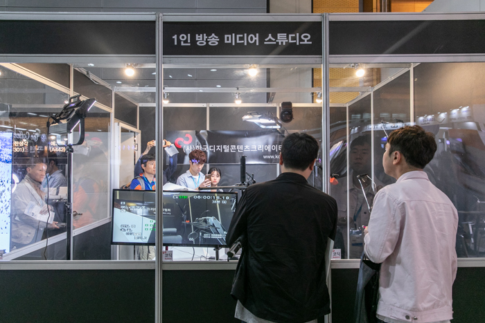 The Korea International Broadcast, Audio & Lighting Equipment Show (KOBA 2018) is held at the COEX convention center in Samseong-dong, Gangnam-gu District, Seoul, from May 15 to 18. Visitors to the expo on May 16 get first-hand experiences creating their own videos at a specially built studio for video creators.