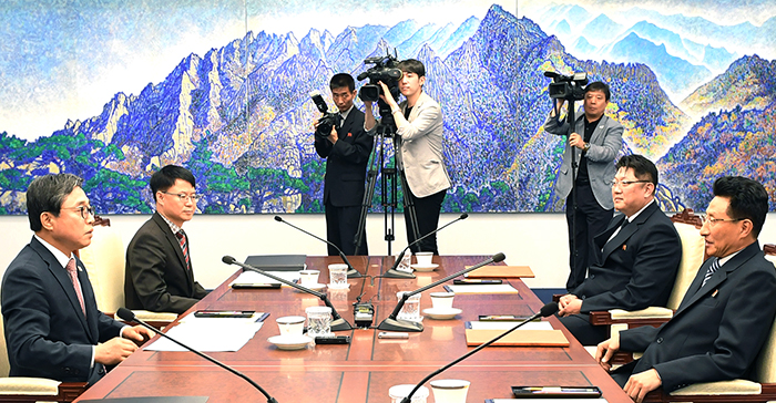 지난달 18일 열린 남북체육회담에서 남측 수석대표인 전충렬 대한체육회 사무총장(왼쪽)과 원길우 북한 체육성 부상이 대화를 나누고 있다. 통일부