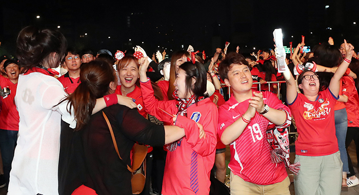 Soccer fans gather at Gwanghwamun Square in downtown Seoul celebrate after the Team Koera socres one gpal during the World Cup match between Korea and Mexico on June 23. (Jeon Han)