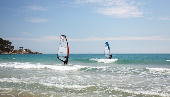 Surfers enjoy the waves at the Songjeong Beach in Busan. (Korea Tourism Organization)