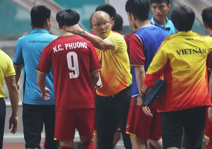 The Vietnamese national men's soccer team head coach Park Hang-seo, a former Korean men's national soccer team manager and player, encourages his players after the men’s semifinal match at the Asian Games 2018 Jakarta-Palembang, at the Pakansari Stadium in Bogor, Indonesia, on Aug. 29. (Yonhap News)