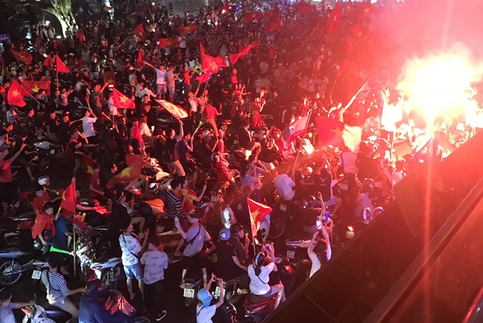 Vietnamese fans gather around the Hoan Kiem Lake to cheer for the men's Vietnamese football team at the Asian Games 2018 Jakarta-Palembang, in Hanoi on Aug. 29. (Go Seung Hee)