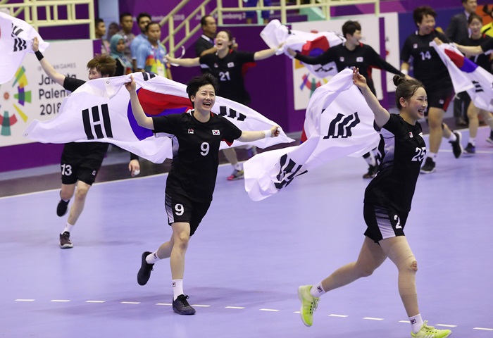 Korea defeated China in the women’s handball gold medal match at the Popki Stadium in Jakarta on Aug. 30. Kim On A, No. 9, and the rest of the national women's handball team do an honorary lap around the stadium with the Taegeukgi national flag. (Yonhap News)
