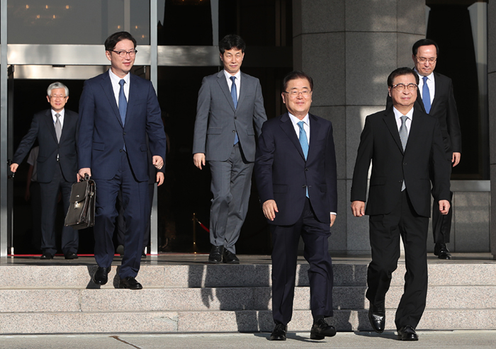 President Moon’s special envoys to Pyeongyang leave Seoul Airport on Sept. 5. From left: Vice Unification Minister Chun Hae-sung, Presidential Secretary for State Affairs Yun Kun-young, Chief of the National Security Office Chung Eui-yong, National Intelligence Service (NIS) chief Suh Hoon and Senior NIS official Kim Sang-gyun. (Jeon So-hyang, Ministry of Culture, Sports and Tourism)