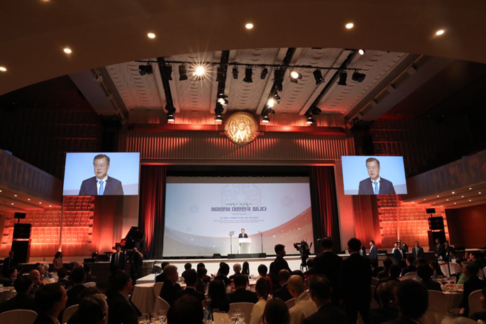 President Moon Jae-in greets the local Korean residents in France at the Maison de la Mutualite conference center in Paris on Oct. 13.