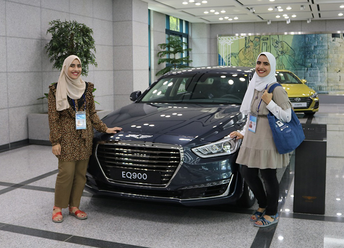 
Korea.net Honorary Reporter Salwa Elzeny (left) and Esraa Elzeny visit the Hyundai car making factory in Ulsan. 
