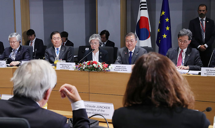 President Moon Jae-in holds an extended summit meeting with EU leaders on Oct. 19 on the sideline of the 12th summit of the Asia-Europe Meeting (ASEM) in Brussels, Belgium. (Cheong Wa Dae)