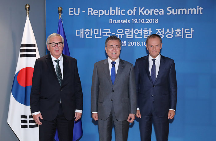 President Moon Jae-in (center), President of the European Council Donald Tusk (right) and President of the European Commission Jean-Claude Juncker pose for photos ahead of their summit on Oct. 19 on the sidelines of the 12th summit of the Asia-Europe Meeting (ASEM) in Brussels, Belgium. (Cheong Wa Dae)