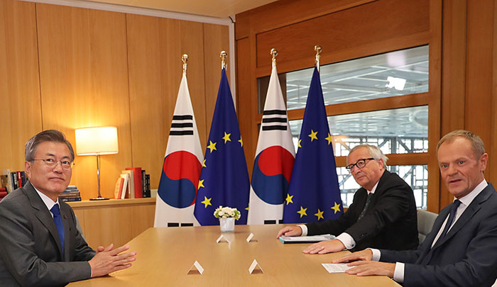 President Moon Jae-in (left), President of the European Council Donald Tusk (right) and President of the European Commission Jean-Claude Juncker hold a summit on Oct. 19 on the sidelines of the 12th summit of the Asia-Europe Meeting (ASEM) in Brussels, Belgium. (Cheong Wa Dae)