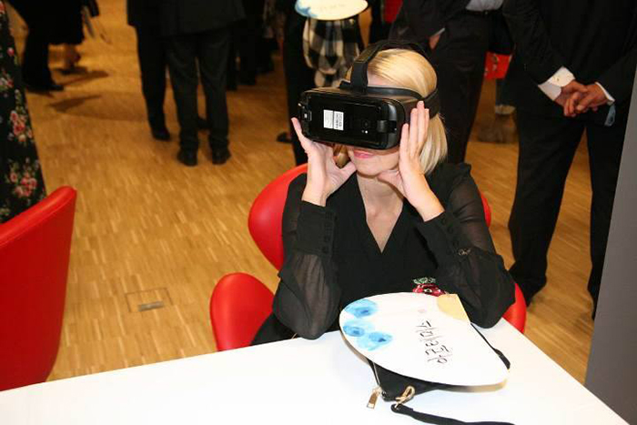  
The guests were briefly transferred to the most important sites and cities of Korea through the Virtual Reality glasses created by the world known Korean IT companies. (Embassy of Korea in Greece)
