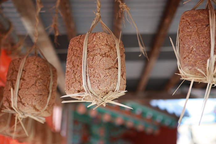 The Cultural Heritage Administration announced on Nov. 1 that Jang Damgeugi: Making Soybean Paste is to be registered as an intangible cultural property. The photo shows how meju, the bricks of fermented soybeans, are dried before storage.