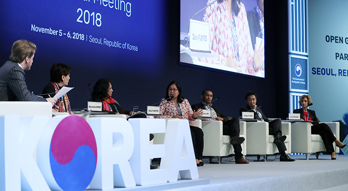 The Open Government Partnership Asia-Pacific Regional Meeting opened on Nov. 5 at the Westin Chosun Hotel, Seoul. Panel discussion speakers introduce cases of the open government partnership practices from their home countries.