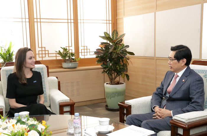 The UN Refugee Agency (UNHCR) Special Envoy Angelina Jolie (left) and Minister of Justice Park Sang-ki hold a meeting at the ministry’s office in Gwacheon, Gyeonggi-do Province on Nov. 4.