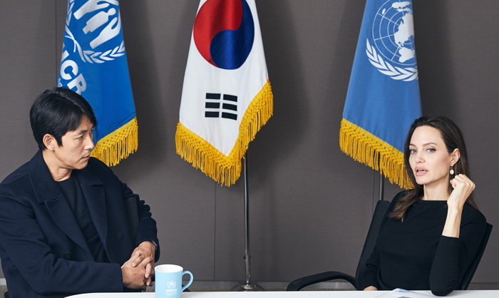 Actor and UNHCR Goodwill Ambassador for Korea Jung Woo-sung (left) and Angelina Jolie share their experiences at refugee shelters around the world at the UNHCR office in Seoul on Nov. 3.