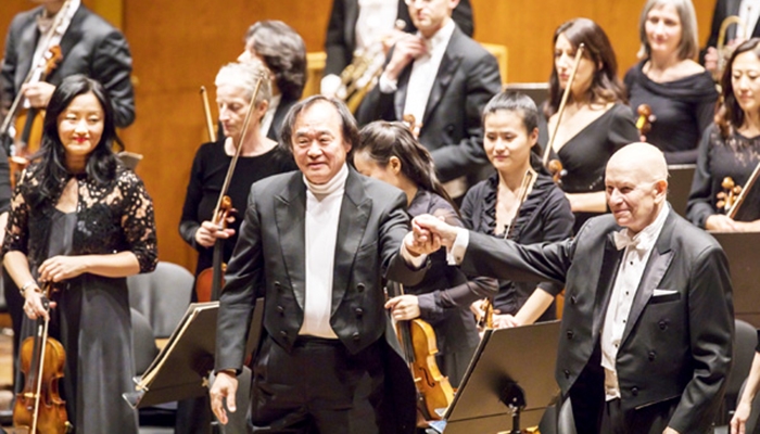 Pianist Paik Kun Woo (center), together with Beethoven Philharmonie, performed at the “Concert for Peace” at the UNESCO headquarters in Paris on Nov. 8. The photo above is the pianist greeting the audience at his concert in New York in 2016. (New York Philharmonic)