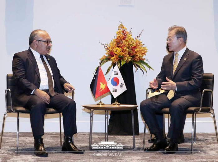 President Moon Jae-in (right), currently visiting Papua New Guinea, and Prime Minister of Papua New Guinea Peter O’Neill hold a summit on Nov. 17 in Port Moresby. (Cheong Wa Dae Facebook)