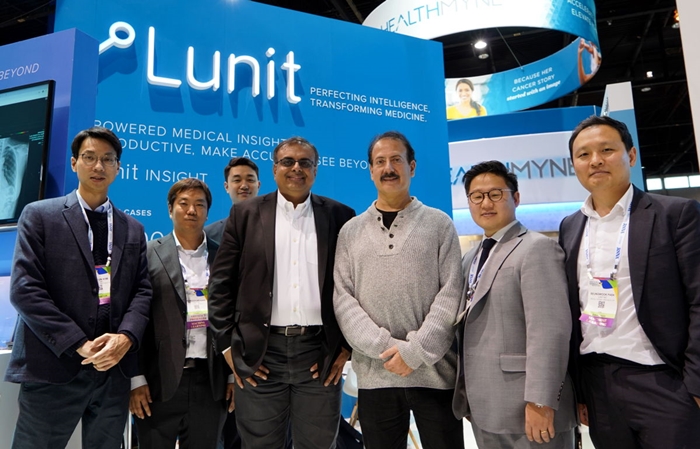 지난해 11월 미국 시카고에서 열린 ‘북미영상의학회(RSNA) 2018’ 루닛 부스에서 칸 시디키(Khan Siddiqui) 박사(오른쪽에서 네 번째), 엘리엇 시걸(Eliot Siegel) 박사(오른쪽에서 세 번째), 서범석 대표(오른쪽에서 두 번째)가 자리를 함께했다. 루닛