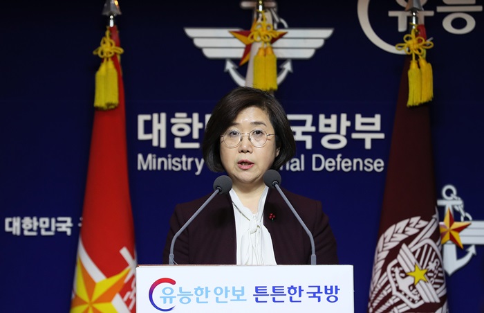 국방부가 7일 정례브리핑을 통해 지난 4일 북한의 단거리 발사체 발사에 대해 9.19 군사합의에 대한 위반사항은 아니지만 취지에 부합하지 않는 행위라는 입장을 밝혔다. 사진은 지난 1월 4일 서울 용산구 국방부 브리핑룸에서 브리핑 중인 최현수 국방부 대변인. 연합뉴스