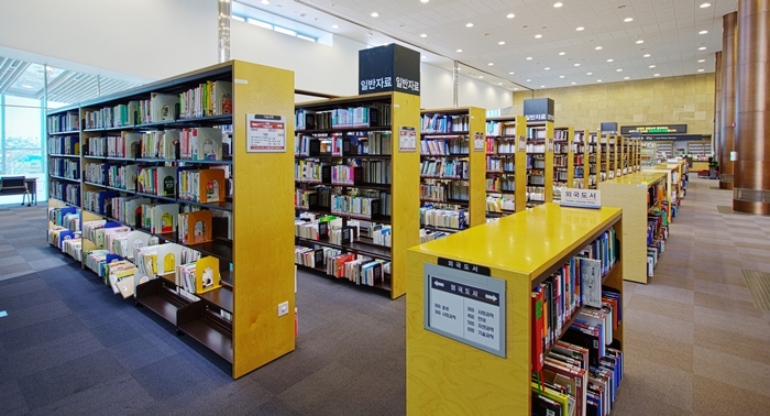 The Presidential Committee on Library and Information Policy on Jan. 23 announced its third comprehensive plan for library development from 2019-23. The photo above shows collections at the National Library of Korea in Sejong Special Autonomous City. (National Library of Korea)