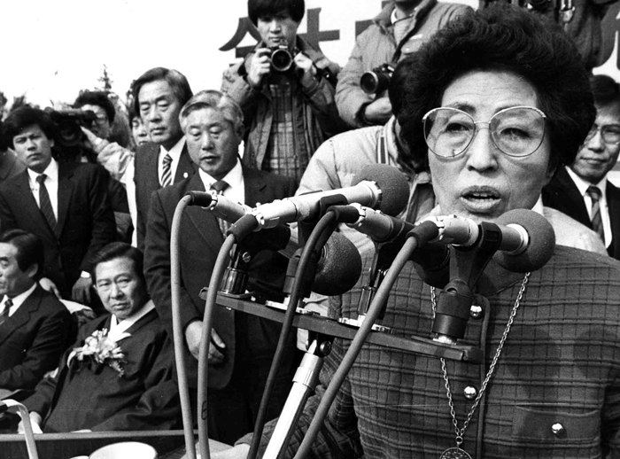 1987년 12월 김대중 대통령 후보의 제주 유세에서 이희호 여사가 여성 유권자들의 지지를 호소하고 있다. 연합뉴스