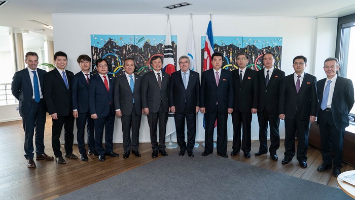 South Korean Minister of Culture, Sports and Tourism Do Jonghwan (sixth from left), International Olympic Committee (IOC) President Thomas Bach (seventh from left), North Korean Minister of Physical Culture and Sports Kim Il Guk (fifth from right) and other IOC members on Feb. 15 take a group photo after concluding a meeting at IOC headquarters in Lausanne, Switzerland. (IOC)