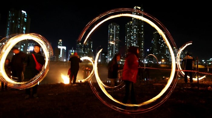 Jwibulnori (쥐불놀이), the practice of swinging a bundle of dried grass tied to a flaming string, is a custom practiced on the night of Jeongwol Daeboreum. (Korea.net DB)