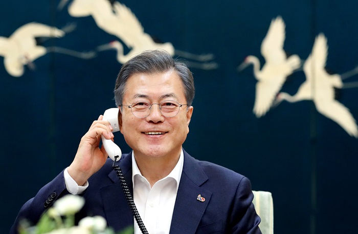 문재인 대통령이 19일 밤 청와대에서 2차 북미정상회담을 앞둔 도널드 트럼프 미국 대통령과 전화 통화를 하고 있다. 청와대
