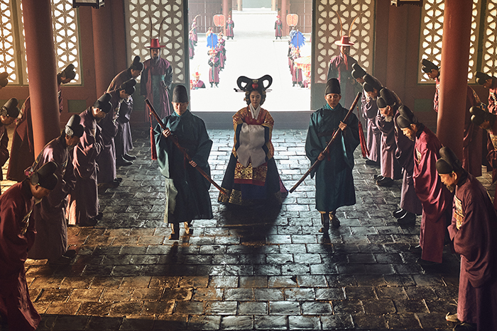 A scene from the Netflix series “Kingdom” shows the hats worn by Joseon bureaucrats. (Netflix)