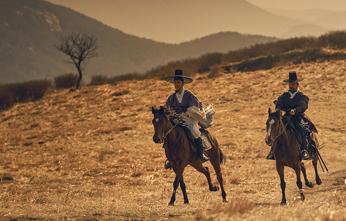 The Netflix series “Kingdom,” set during the Joseon Dynasty (1392-1910), features zombies and traditional Korean hats for men such as the <i>gat</i> worn by aristocrats. (Netflix)